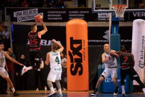 Bertone lanzando a canasta